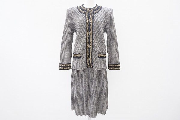 タグつきの美品！斉藤都世子のニットスーツを買い取り査定させていただきました
