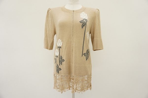 裾のお花刺繍がポイントになった斉藤都世子ノニットを買い取り査定させていただきました