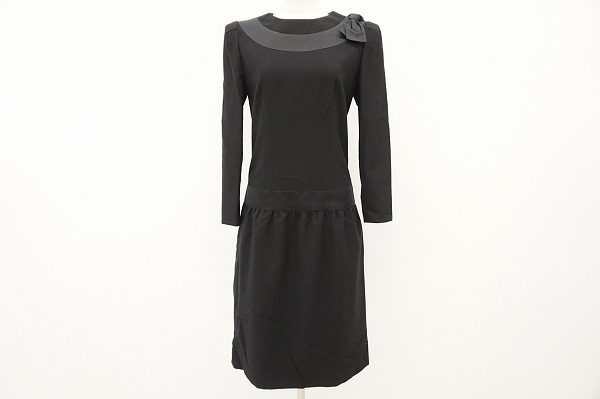 肩のリボンがアクセントになったジュンアシダの清楚なワンピースを買い取りました