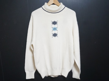 清潔感を感じさせるパパスのタートルネックセーター