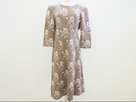 茶×白の優し気なワンピース!斉藤都世子