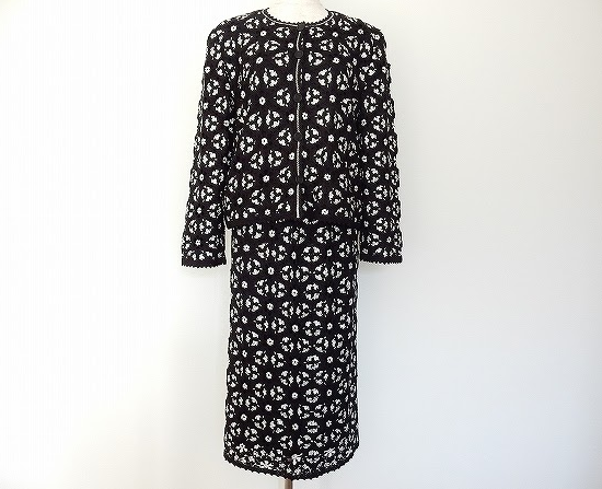 斉藤都世子のシックな総柄セットアップを買取させて頂きました。