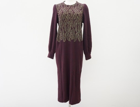 斉藤都世子らしい上品なえんじ色ワンピ