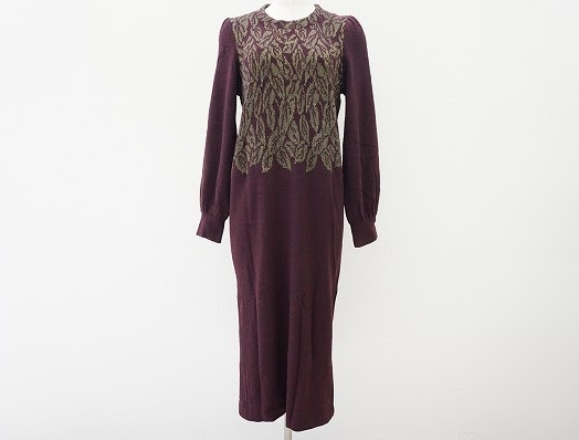 斉藤都世子らしい上品なえんじ色ワンピ