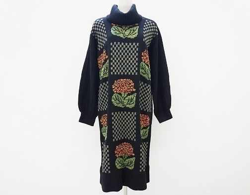 市松模様と花柄がオシャレな斉藤都世子のタートルネックワンピ