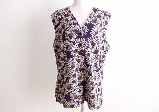 和風の花柄がモダンな斉藤都世子のベストを買取させて頂きました。