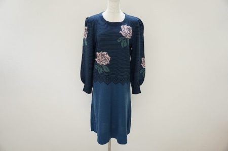 斉藤都世子のバラ柄ニットワンピースをお譲りいただきました