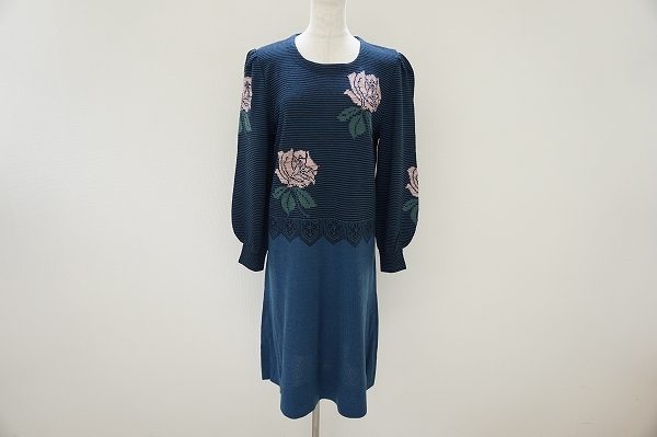斉藤都世子のバラ柄ニットワンピースをお譲りいただきました