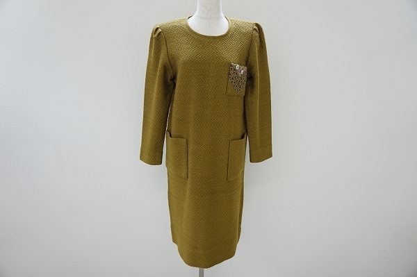 ポケットつきでめずらしい斉藤都世子のカーキ色ワンピースをお譲りいただきました