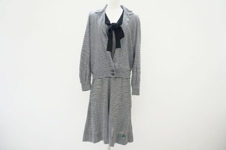 大きめのリボンタイが素敵な斉藤都世子のセットアップをお売りいただきました