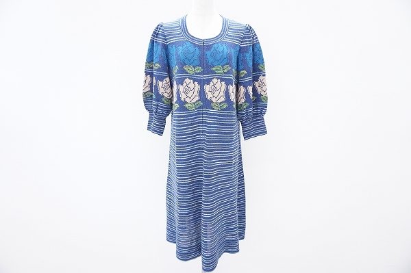 まるでお花畑のように華やかな斉藤都世子のニットワンピースをお売りいただきました