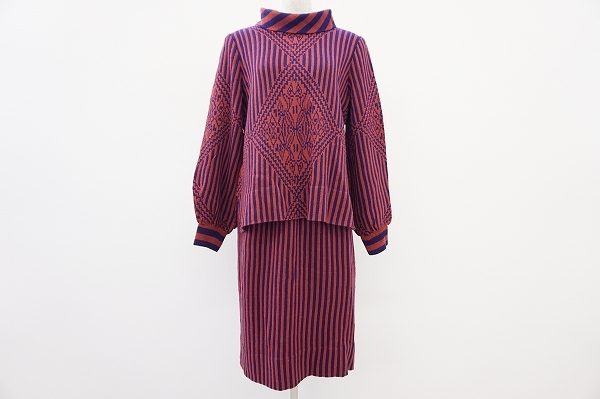 ワイン色とフラワーモチーフが印象的な斉藤都世子のセットアップを買い取りました