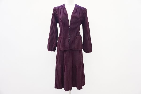 美しい深Vネックタイプ!斉藤都世子のニット製セットアップを買い取りました