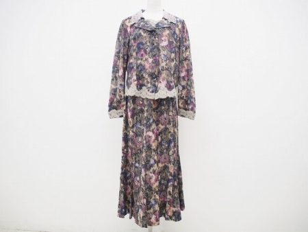 花柄×レースの贅沢デザイン！ノンノンドールのレディーススーツをお売りいただきました