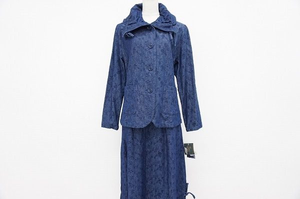 柔らかな質感でまとまったバラ色の暮しのレディースセットアップを買い取りました