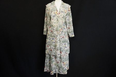 重心が低めのデザインがおしゃれ！バラ色の暮しの柄スーツを買い取りました