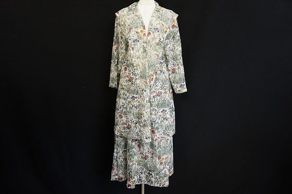 重心が低めのデザインがおしゃれ！バラ色の暮しの柄スーツを買い取りました