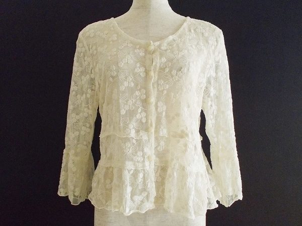 繊細なレースでできたバラ色の暮しのカーディガンを買い取りました