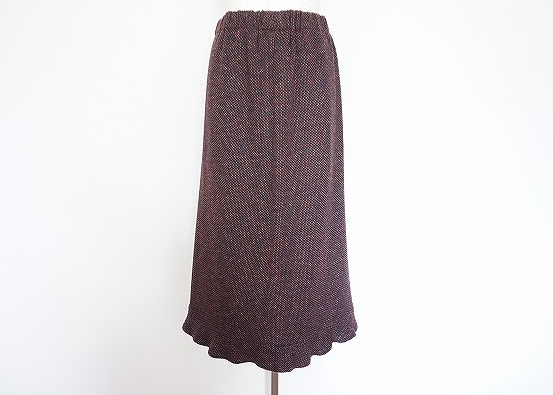 シックなエンジのロングスカート！斉藤都世子