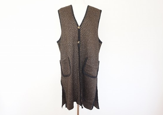 重ね着でハンサムライクに！斉藤都世子のロングジレ