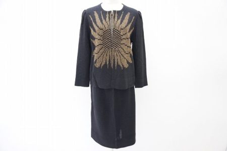 シック&ゴージャスな斉藤都世子のニットスーツを買取いたしました