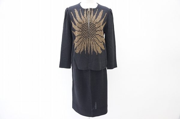 シック&ゴージャスな斉藤都世子のニットスーツを買取いたしました