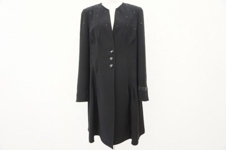 直線的なラインがおしゃれな伊太利屋のノーカラーコートを買い取りました