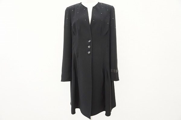 直線的なラインがおしゃれな伊太利屋のノーカラーコートを買い取りました