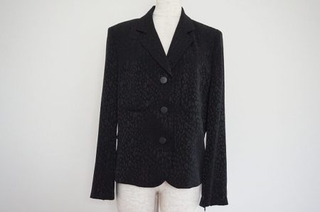 コーデイネートを引き締めてくれる伊太利屋のブラックジャケットをお売りいただきました
