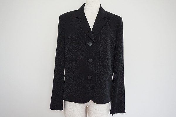 コーデイネートを引き締めてくれる伊太利屋のブラックジャケットをお売りいただきました