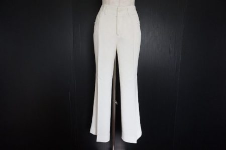 ホワイトコーデが楽しくなる伊太利屋のフレアパンツを買い取りました