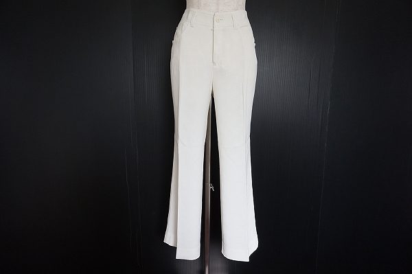 ホワイトコーデが楽しくなる伊太利屋のフレアパンツを買い取りました