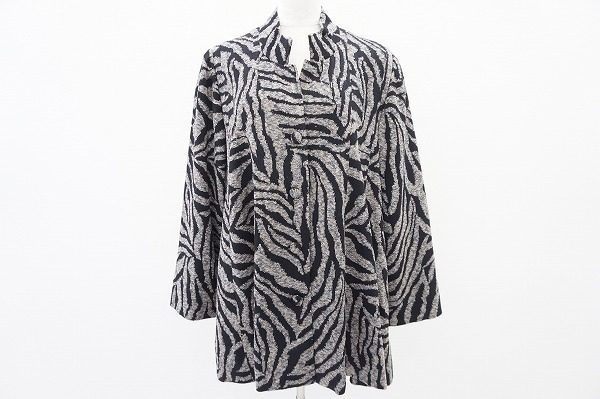 コーディネートの主役になってくれる斉藤都世子のコートをお譲りいただきました