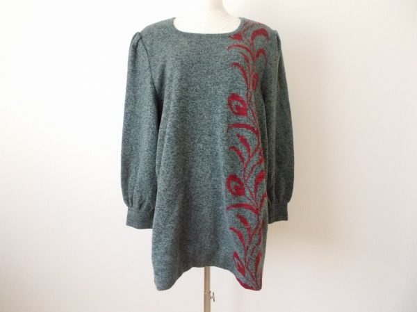 レッドがよいアクセントになった斉藤都世子のニットセーターをお売りいただきました