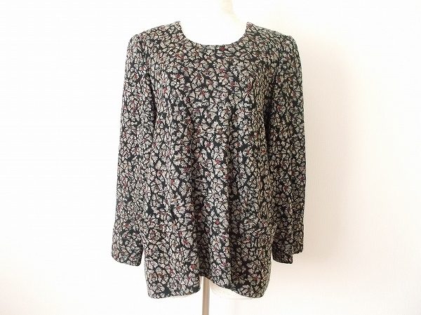 和を感じさせる柄の斉藤都世子のニットトップスをお譲りいただきました