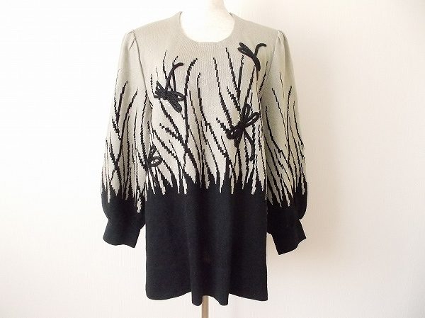 おしゃれなモノトーン!斉藤都世子のロング丈ニットトップスをお譲りいただきました