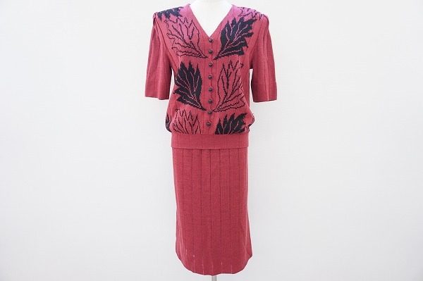 女性らしい華やかなカラーリング、斉藤都世子のニットセットアップを買取いたしました