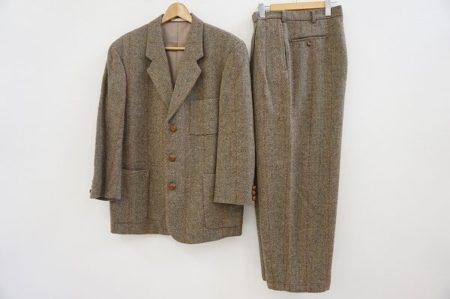 大きめのくるみボタンが可愛らしいパパスのシングルスーツをお譲りいただきました