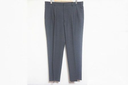 オンにもオフにも着用できるパパスのスラックスをお譲りいただきました