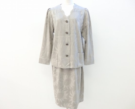 斉藤都世子の上品なグレースカートスーツを買取させて頂きました。