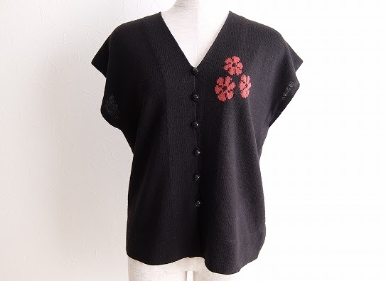 重ね着にも欠かせないニットベスト！斉藤都世子