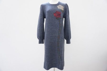 二輪のバラがエレガントな斉藤都世子のニットワンピースをお譲りいただきました