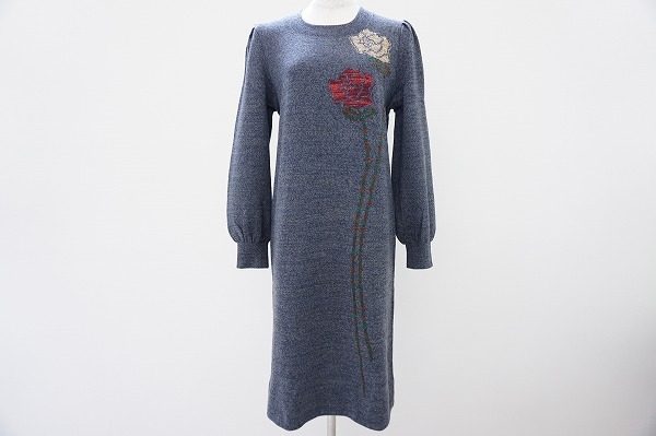 二輪のバラがエレガントな斉藤都世子のニットワンピースをお譲りいただきました