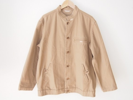 カジュアルに着まわせるパパスのベージュジャケット