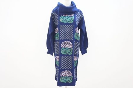 ぽってりとしたタートルネックが可愛い斉藤都世子のワンピースをお譲りいただきました