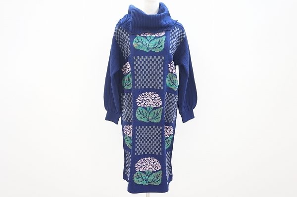 ぽってりとしたタートルネックが可愛い斉藤都世子のワンピースをお譲りいただきました