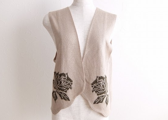 曲線的なデザインが女性らしいベージュベスト！斉藤都世子