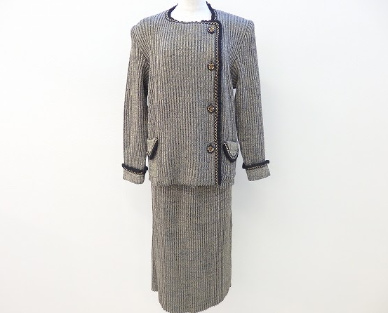 上品なベーシックデザインスーツ!斉藤都世子