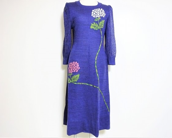 花柄がエレガントなブルーワンピース！斉藤都世子