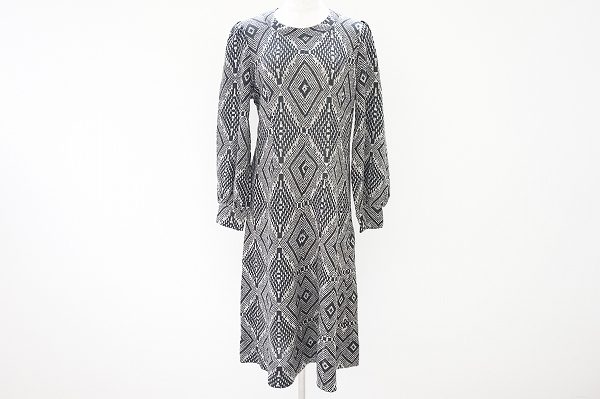 カジュアルにもエレガントにも着られる斉藤都世子のニットワンピースを買い取りました